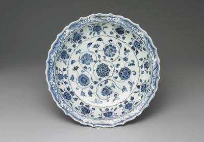 图片[2]-Lotus-shaped dish with intertwined flowers decoration in underglaze blue, Ming dynasty, Yongle reign (1403-1424)-China Archive